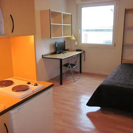 Kosy Le Champ De Mars 3* Реймс